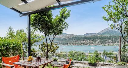 Holiday Home 'Villa 2' with Sea View, Wi-Fi and Air Conditioning