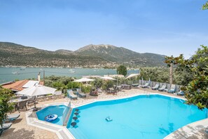 A heated pool - Holiday Home 'Villa 2' with Sea View, Wi-Fi and Air Conditioning (Leykada)