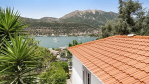 A coastal view with mountains, a body of water with boats, and a building with a tiled roof. - Holiday Home 'Villa 2' with Sea View, Wi-Fi and Air Conditioning (Leykada)