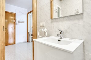 Ducha, secador de pelo y toallas