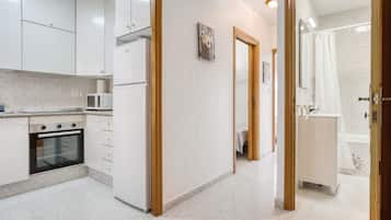 Refrigerador, microondas, placa de cocina, cafetera/tetera