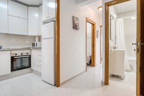 Geladeira, micro-ondas, cooktop, cafeteira/chaleira