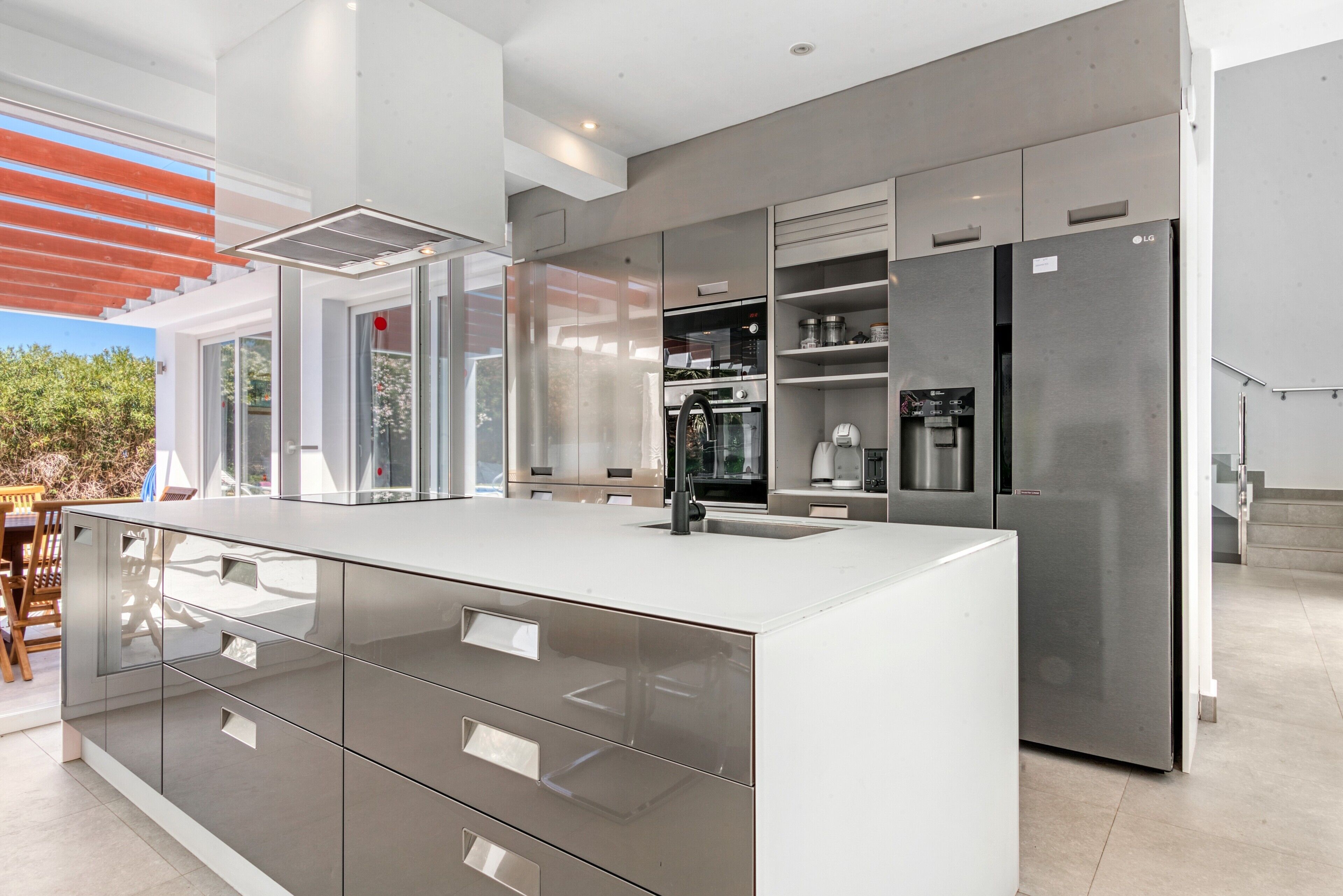 Een koelkast, een microgolfoven, een oven, een kookplaat