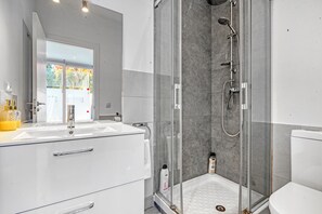 Douche, sèche-cheveux, serviettes fournies