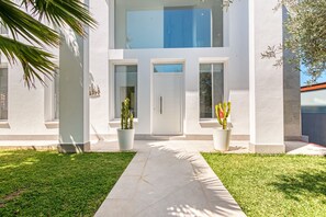 A modern two-story building with a white facade, large windows, and a central door. - Chalet 'Senna' with Mountain View, Wi-Fi and Air Conditioning (JAVEA)
