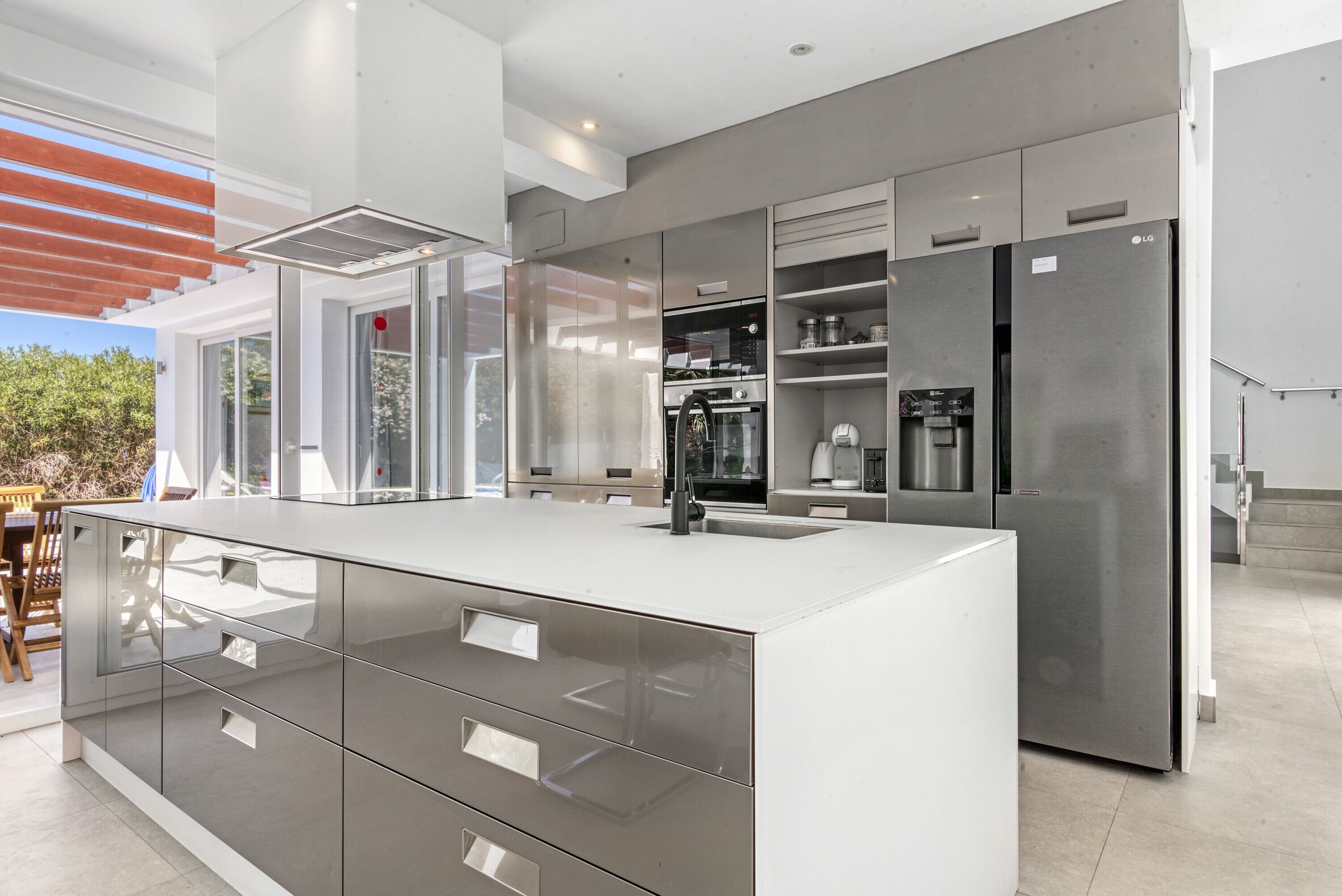 Réfrigérateur, micro-ondes, four, plaque de cuisson