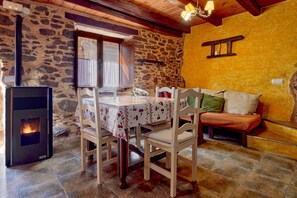 Dining - Country House 'El Sardón I' with Mountain View, Wi-Fi and Air Conditioning (labaniego)