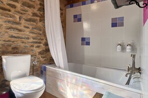 Een douche, een haardroger, handdoeken