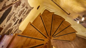 A spiral staircase with wooden steps and a handrail, leading to a higher floor. - Country House 'El Sardón 2' with Mountain View, Wi-Fi and Air Conditioning (Labaniego)