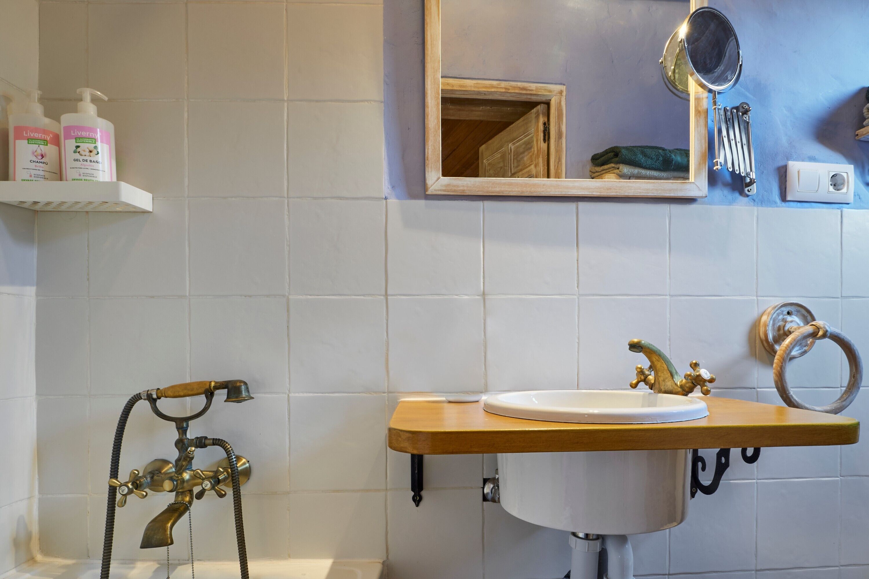 Ducha, secador de pelo, toallas