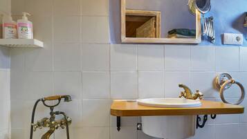 Ducha, secador de pelo, toallas