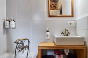 Ducha, secador de pelo, toallas