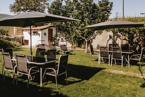 Outdoor dining - Country House 'Real 110mas2' with Mountain View, Private Garden and Wi-Fi (MATAMOROSA)