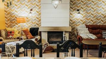 Een televisie en een open haard