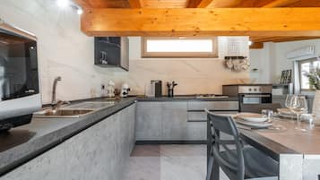 Frigorifero, microonde, forno, piano cottura