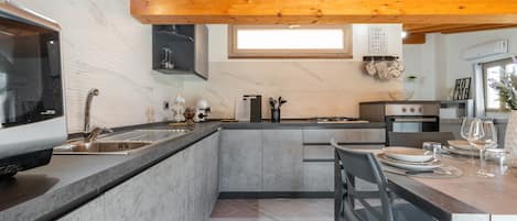 冷蔵庫、電子レンジ、オーブン、コンロ