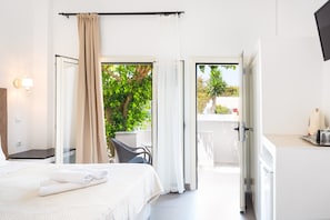 Free WiFi, bed sheets - Studio Apartment 'Danae Villa Double Room 8' with Shared Pool, Wi-Fi and Air Conditioning (Mesa Katikies)