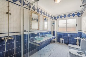 シャワー、ヘアドライヤー、タオル