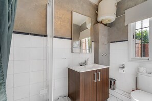 Douche, sèche-cheveux, serviettes fournies