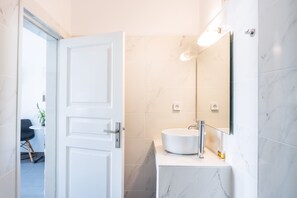 Shower, hair dryer, towels - Studio Apartment 'Danae Villa Double Room 6' with Shared Pool, Wi-Fi and Air Conditioning (Mesa Katikies)