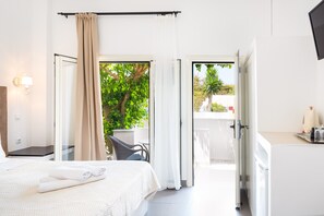 Free WiFi, bed sheets - Studio Apartment 'Danae Villa Double Room 9' with Shared Pool, Wi-Fi and Air Conditioning (Mesa Katikies)