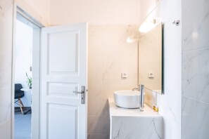 Shower, hair dryer, towels - Studio Apartment 'Danae Villa Double Room 9' with Shared Pool, Wi-Fi and Air Conditioning (Mesa Katikies)
