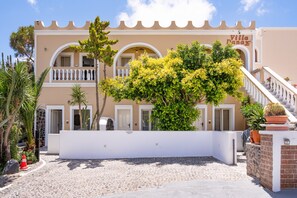Exterior - Studio Apartment 'Danae Villa Double Room 1' with Shared Pool, Wi-Fi and Air Conditioning (Mesa Katikies)