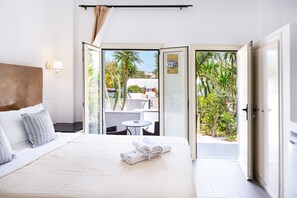 Free WiFi, bed sheets - Studio Apartment 'Danae Villa Double Room 1' with Shared Pool, Wi-Fi and Air Conditioning (Mesa Katikies)