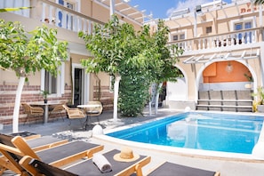Pool - Studio Apartment 'Danae Villa Double Room 3' with Shared Pool, Wi-Fi and Air Conditioning (Mesa Katikies)