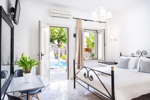 Free WiFi, bed sheets - Studio Apartment 'Danae Villa Double Room 10' with Shared Pool, Wi-Fi and Air Conditioning (Mesa Katikies)