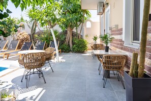 Outdoor dining - Studio Apartment 'Danae Villa Double Room 10' with Shared Pool, Wi-Fi and Air Conditioning (Mesa Katikies)