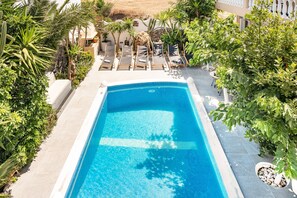 Pool - Studio Apartment 'Danae Villa Double Room 5' with Shared Pool, Wi-Fi and Air Conditioning (Mesa Katikies)