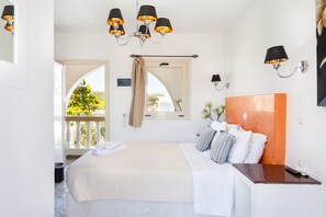Free WiFi, bed sheets - Studio Apartment 'Danae Villa Double Room 5' with Shared Pool, Wi-Fi and Air Conditioning (Mesa Katikies)