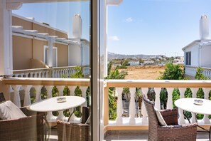Outdoor dining - Studio Apartment 'Danae Villa Double Room 5' with Shared Pool, Wi-Fi and Air Conditioning (Mesa Katikies)
