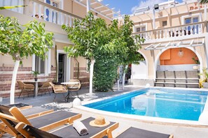 Pool - Studio Apartment 'Danae Villa Double Room 7' with Shared Pool, Wi-Fi and Air Conditioning (Mesa Katikies)