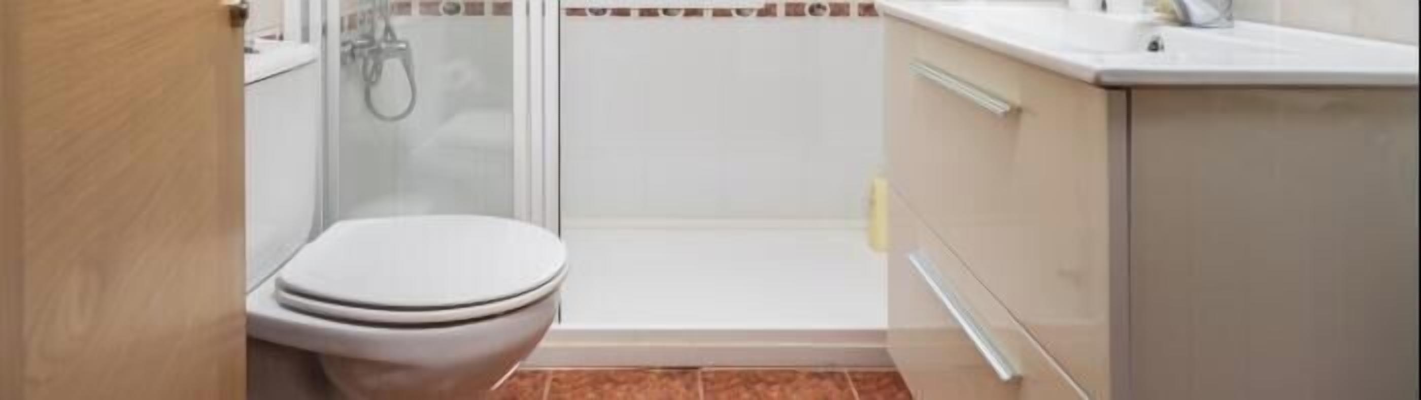 Douche, séchoir à cheveux, serviettes fournies