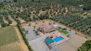 An aerial view of a residential property with a house, a swimming pool, and a fenced garden area. - Villa 'Tranquila El Retiro' with Private Pool, Wi-Fi and Air Conditioning (Málaga)