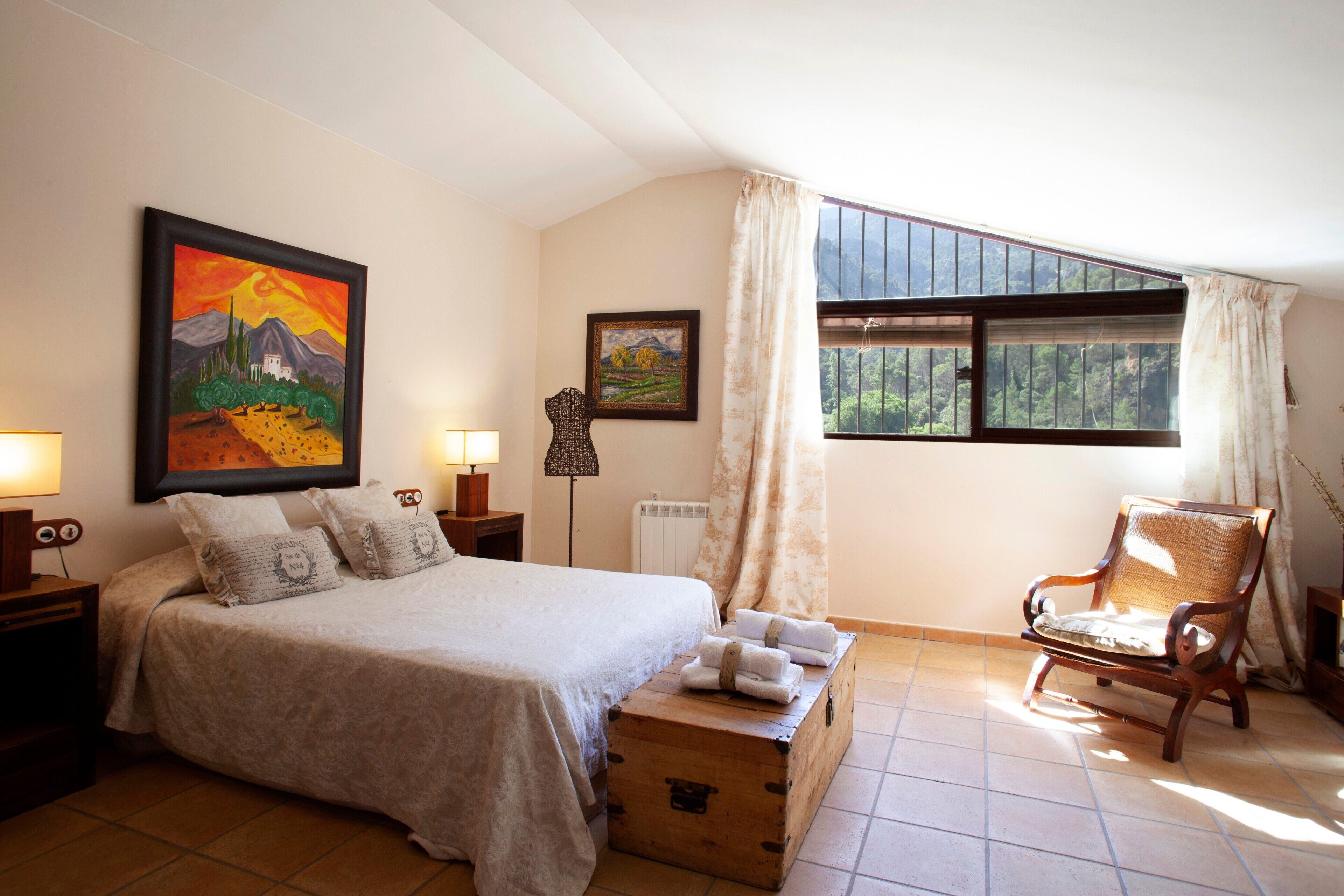 3 bedrooms, iron/ironing board, free WiFi, bed sheets