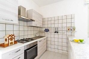 Refrigerador, horno, parrilla de estufa y cafetera y tetera 