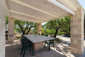 Outdoor dining - 'Trulli I Cedri, Monopoli' with Private Terrace and Private Garden (Monopoli)