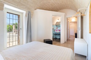 2 bedrooms, free WiFi, bed sheets - 'Trulli I Cedri, Monopoli' with Private Terrace and Private Garden (Monopoli)