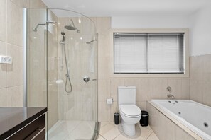 Rumah Basic, pemandangan gunung | Kamar mandi | Perlengkapan kamar mandi ramah lingkungan, pengering rambut, dan handuk