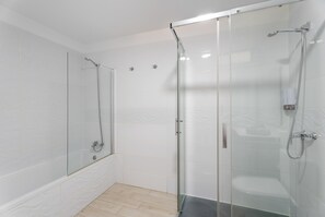 Dusche, Haartrockner, Handtücher