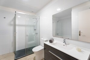 Shower, hair dryer, towels - Vacation Apartment 'Dreams Holidays' with Shared Pool, Wi-Fi and Air Conditioning (Adeje)