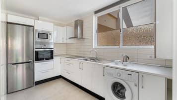 Een koelkast, een magnetron, een oven, een kookplaat