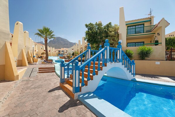 Pool - Vacation Apartment 'Beach Holidays' with Shared Pool, Wi-Fi and Air Conditioning (Adeje)