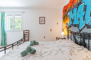3 slaapkamers, een strijkplank/strijkijzer, gratis wifi, beddengoed