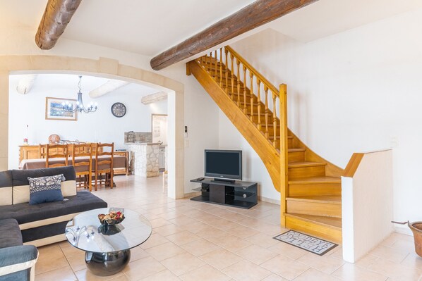 TV, tavolo da ping pong