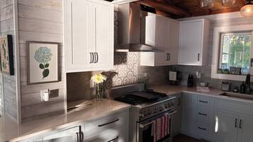 Een koelkast, een microgolfoven, een oven, een kookplaat