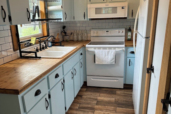 Jääkaappi, mikroaaltouuni, uuni, liesi